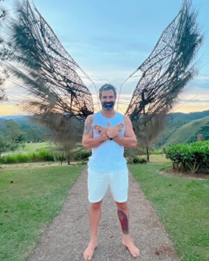 Iran Malfitano Instagram - Que lugar mágico…..obrigado amor e Igor por terem me apresentado o @uanaete @even_uanaete , um jardim ecológico no Vale do Café que transborda paz e nos convida a meditar e nos conectar com nossa natureza. Foi mágico!!! E dei um pequeno spoiler do ensaio que fizemos com o incrível @igorhelal ! #natureza #naturelovers #viagem #fotografia #louvadeus #happy #namaste #hooponopono #amém #olhaoqueplanta #guerreironojardim #rockbalancing