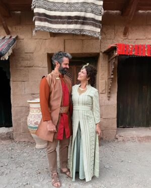 Iran Malfitano Instagram - Unidos na vida e na ficção🙏🏼
Essas são algumas fotos da entrada da casa de Mordecai, que passou a ser do casal, nas gravações lá em Marrakech em Fevereiro. Guardamos para compartilhar aqui com vocês e com a série no ar. 

Helen e Himeneu chegaram em A Rainha da Pérsia e já mostraram nas suas atitudes e falas, o comportamento interesseiro, a falta de caráter.
Conta pra a gente, o que estão achando, como tá sendo acompanhar esse série linda? 

#arainhadapérsia #atores #serie #record