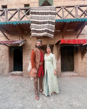 Iran Malfitano Instagram - Unidos na vida e na ficção🙏🏼
Essas são algumas fotos da entrada da casa de Mordecai, que passou a ser do casal, nas gravações lá em Marrakech em Fevereiro. Guardamos para compartilhar aqui com vocês e com a série no ar. 

Helen e Himeneu chegaram em A Rainha da Pérsia e já mostraram nas suas atitudes e falas, o comportamento interesseiro, a falta de caráter.
Conta pra a gente, o que estão achando, como tá sendo acompanhar esse série linda? 

#arainhadapérsia #atores #serie #record