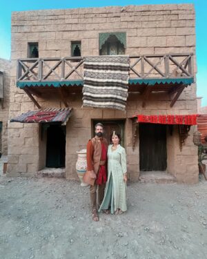 Iran Malfitano Instagram - Unidos na vida e na ficção🙏🏼
Essas são algumas fotos da entrada da casa de Mordecai, que passou a ser do casal, nas gravações lá em Marrakech em Fevereiro. Guardamos para compartilhar aqui com vocês e com a série no ar. 

Helen e Himeneu chegaram em A Rainha da Pérsia e já mostraram nas suas atitudes e falas, o comportamento interesseiro, a falta de caráter.
Conta pra a gente, o que estão achando, como tá sendo acompanhar esse série linda? 

#arainhadapérsia #atores #serie #record