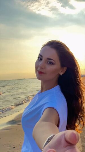 Irana Kerimova Instagram - Günəşim ol…🌅

#yargunat #geleyseher #iranekerimovafc #art
#яргунат #холодноесолнце #poladbulbuloglu #sebnemferah