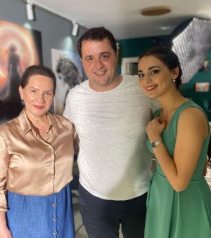 Irana Kerimova Instagram - “Gündəlik” yaxında..)

Quruluşçu rejissor-Pərviz Həsənov @parviz_hesenov 
Ssenari -Tural Cəfərov @qan_tural 
Quruluşçu operator-Pərvanə Həsənova @parvanahasanova.d.p