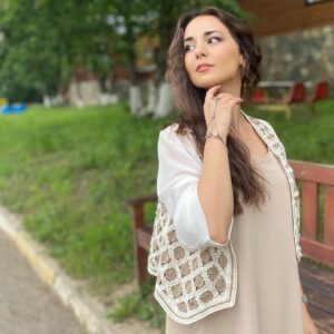 Irana Kerimova Instagram - Hər yanda, bax ,gül açılıb,gəl gözəl pəri…
….
….
Mən hər gülü..hər çiçəyi..dərmərəm inan..