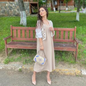 Irana Kerimova Instagram - Hər yanda, bax ,gül açılıb,gəl gözəl pəri…
….
….
Mən hər gülü..hər çiçəyi..dərmərəm inan..