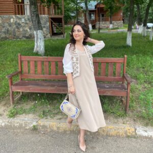 Irana Kerimova Instagram - Hər yanda, bax ,gül açılıb,gəl gözəl pəri…
….
….
Mən hər gülü..hər çiçəyi..dərmərəm inan..