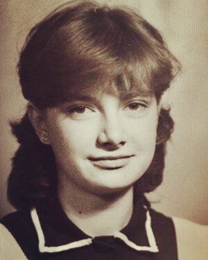 Irina Tolmatskaya Instagram - 1980г. Хороший был год, Олимпиада 80, Москва была красива и чиста) в магазинах появились всякие заморские вкусности, люди были приветливы и веселы,,,, а через 2 года я выйду замуж, а через год родится Кирилл( 1983г)....воспоминания...#ценитежизнь #ценитеблизких #воспоминания
