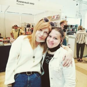 Irina Tolmatskaya Instagram - 33-я Книжная выставка, спасибо всем, кто пришел🙏была приятно удивленена, у нас много читающих людей🌏❤#книжнаяполка #книжнаяярмарка
