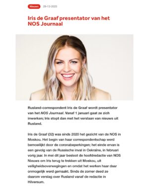 Iris de Graaf Instagram - NIEUWS | Dit is het bericht waarvan je weet dat je ‘m op een dag moet tikken, maar toch steeds uitstelt. Komt ‘ie: ik ga stoppen als correspondent Rusland. Per 1 januari ga ik aan de slag als presentator van het NOS Journaal ✨

Dat dit correspondentschap niet gelopen is zoals ik dat bijna 4 jaar geleden voor me zag toen ik werd aangenomen, is denk ik geen verrassing. Het begin werd uitgesteld door de coronabeperkingen en gesloten grenzen, het eerste jaar zat ik ‘opgesloten’ in Rusland. En toen ik net mijn weg had gevonden brak de verwoestende oorlog uit en veranderde alles. Bommen, misdaden, verdriet, geen vluchten meer, een totale exodus van vrienden en kennissen, militaire censuur, intimidaties en arrestaties van directe collega’s. Praktische zaken als niet bij je geld kunnen, mentale uitdagingen van de repressie waar we onder gebukt gingen: het was allemaal niet makkelijk. En om uiteindelijk binnen een paar uur gedwongen te moeten vertrekken uit het land van mijn oma en mijn standplaats, huis en team te moeten achterlaten was een journalistiek én persoonlijk dieptepunt ❤️‍🩹

Want wat is je rol nog als je als correspondent niet meer op je standplaats kan zijn? Hoe houd je binding met je land en regio als je er fysiek niet meer mag zijn? Het afgelopen halfjaar heb ik daar een weg in proberen te vinden, maar het is niet houdbaar. Met 1 been in Rusland staan terwijl je weet dat je het land niet meer inkomt onder dit regime gaat simpelweg niet meer. 

Ik sluit niet uit dat dit ik in de toekomst nog terug zal gaan als dat ooit weer mogelijk is, maar voor nu heb ik zin om iets totaal anders te gaan doen waar ik me in kan vastbijten. Al zal ik Rusland nooit helemaal loslaten ❤️. Gelukkig mag ik de verhalen blijven vertellen over wat er allemaal in de wereld gebeurt, juist in deze journalistiek moeilijke tijden - daar kijk ik naar uit. Ook heb ik zin om mijn privéleven weer een beetje op te bouwen. Iedereen alvast een heel fijn uiteinde en alle goeds voor 2024! 💫 (📷: @roeltjevdsb)