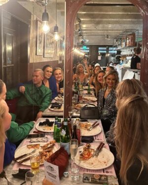 Iris de Graaf Instagram - Life, lately. Het lijkt allemaal vaak heel leuk en glamoureus hier op Instagram, maar de realiteit voelt soms zo anders. Maar alleen maar leuke of werkgerelateerde dingen delen terwijl je op de achtergrond door rouw heen gaat voelt ook niet goed. Voor de zomer verloor ik mijn standplaats en thuis in Moskou. In de zomer ook nog eens mijn relatie van 7 jaar en mijn laatste ‘thuis’ in Haarlem. De afgelopen maanden heb ik alleen maar met koffers gesleept, woon ik op tijdelijke plekken en heb ik echt moeten leunen op vrienden en familie. Het werk en de oorlogen gaan ondertussen overal in de wereld door. Juist daarom ben ik zo extra dankbaar voor de mensen om me heen en die fijne momenten. Zoals afgelopen week: mijn liefste vrienden organiseerden een surprise dinner voor me, took me out dancing & de geweldige vrouwen van de @harpersbazaarnl Business Club vierden ons werk als ‘Women of the Year’. Wat ik daar uitsprak neem ik ook hier mee: 2023 was een jaar van afbouw, 2024 wordt voor opbouwen en mezelf opnieuw uitvinden. Tijd om los te laten & tijd voor new chapters ✨🤍✨ 

📸 @rachelecclestone