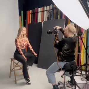 Iris de Graaf Instagram - (Work) life lately 🤍 voor het eerst in 18 maanden is
het ‘rustiger’ qua nieuws uit Rusland. Dat is gek - er is
natuurlijk nog steeds elke dag oorlog om ons heen - maar het
geeft ook ruimte. Vooral wanneer het leven privé extra turbulent is. Ik probeer nog steeds m’n weg te vinden in Nederland, maar het is fijn om weer in Amsterdam te wonen al is het nog op tijdelijke plekken, (mentale) ruimte te hebben voor mooie andere werkdingen én mijn lieve mensen weer in de buurt & om me heen te hebben ✨ #transitionseason