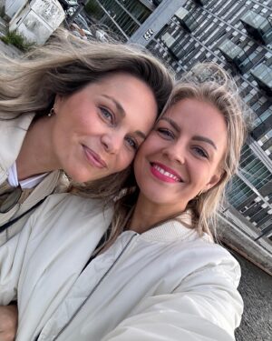 Iris de Graaf Instagram - (Work) life lately 🤍 voor het eerst in 18 maanden is
het ‘rustiger’ qua nieuws uit Rusland. Dat is gek - er is
natuurlijk nog steeds elke dag oorlog om ons heen - maar het
geeft ook ruimte. Vooral wanneer het leven privé extra turbulent is. Ik probeer nog steeds m’n weg te vinden in Nederland, maar het is fijn om weer in Amsterdam te wonen al is het nog op tijdelijke plekken, (mentale) ruimte te hebben voor mooie andere werkdingen én mijn lieve mensen weer in de buurt & om me heen te hebben ✨ #transitionseason
