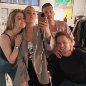 Iris de Graaf Instagram - De afgelopen weken stonden in het teken van veel ochtenddiensten bij de @nos, schrijven aan m’n boek, shooten voor @voguemagazine & talks bij @collegetour_nl - maar vooral van de liefde vieren met m’n lievelingsmensen 😌🤍 wát een contrast met vorig jaar deze tijd, toen ik op en stel en sprong Rusland moest verlaten. Veel moeilijke keuzes gemaakt en hard gewerkt aan een nieuw leven opbouwen in Nederland - feels like it finally pays off ✨ #blessingsonblessingsonblessings