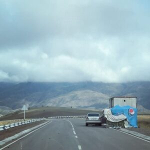Iris de Graaf Instagram - Wat ‘behind the scenes’ beelden van onze reportagereis in Armenië met het beste team @hpmvideo @chiemb & @lilit_.mkhitarian ✨ we maken hier verhalen van Jerevan tot aan Goris en de grens met Nagorno-Karabach. Gister hebben we de hele dag gedraaid bij de geblokkeerde Lachin-corridor, die de Armeense inwoners van de enclave N-K afsnijdt van Armenië. Al 9 maanden hebben zij geen toegang tot voedsel, medicijnen of olie. Mensen die toevallig net in Armenië waren kunnen al 9 maanden niet naar huis. Armeniërs spreken van etnische zuivering. Het is werken in een gespannen militaire zone, waar men elk moment een nieuwe aanval van Azerbeidzjan verwacht. Onze grootste productie is vrijdag te zien op alle kanalen van de @nos - radio, online en in het journaal 🎥 komende tijd volgen nog wat andere verhalen. #correspondentlife