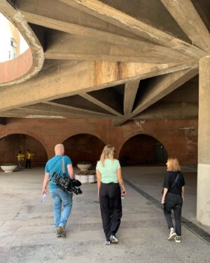 Iris de Graaf Instagram - Wat ‘behind the scenes’ beelden van onze reportagereis in Armenië met het beste team @hpmvideo @chiemb & @lilit_.mkhitarian ✨ we maken hier verhalen van Jerevan tot aan Goris en de grens met Nagorno-Karabach. Gister hebben we de hele dag gedraaid bij de geblokkeerde Lachin-corridor, die de Armeense inwoners van de enclave N-K afsnijdt van Armenië. Al 9 maanden hebben zij geen toegang tot voedsel, medicijnen of olie. Mensen die toevallig net in Armenië waren kunnen al 9 maanden niet naar huis. Armeniërs spreken van etnische zuivering. Het is werken in een gespannen militaire zone, waar men elk moment een nieuwe aanval van Azerbeidzjan verwacht. Onze grootste productie is vrijdag te zien op alle kanalen van de @nos - radio, online en in het journaal 🎥 komende tijd volgen nog wat andere verhalen. #correspondentlife