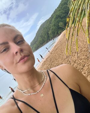 Iris de Graaf Instagram - Dankbaar voor rust, zon, strand, water, natuur, telefoon uit, nieuws even ver weg, reflectie, tijd, stilstaan -  en voor dit eiland dat al zeven jaar als thuiskomen voelt. Klein fotodumpje 🦦📖💦🏝️🥑🥥🙏💖
