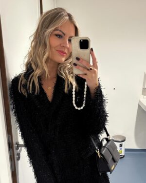 Iris de Graaf Instagram - Life, lately. Het lijkt allemaal vaak heel leuk en glamoureus hier op Instagram, maar de realiteit voelt soms zo anders. Maar alleen maar leuke of werkgerelateerde dingen delen terwijl je op de achtergrond door rouw heen gaat voelt ook niet goed. Voor de zomer verloor ik mijn standplaats en thuis in Moskou. In de zomer ook nog eens mijn relatie van 7 jaar en mijn laatste ‘thuis’ in Haarlem. De afgelopen maanden heb ik alleen maar met koffers gesleept, woon ik op tijdelijke plekken en heb ik echt moeten leunen op vrienden en familie. Het werk en de oorlogen gaan ondertussen overal in de wereld door. Juist daarom ben ik zo extra dankbaar voor de mensen om me heen en die fijne momenten. Zoals afgelopen week: mijn liefste vrienden organiseerden een surprise dinner voor me, took me out dancing & de geweldige vrouwen van de @harpersbazaarnl Business Club vierden ons werk als ‘Women of the Year’. Wat ik daar uitsprak neem ik ook hier mee: 2023 was een jaar van afbouw, 2024 wordt voor opbouwen en mezelf opnieuw uitvinden. Tijd om los te laten & tijd voor new chapters ✨🤍✨ 

📸 @rachelecclestone