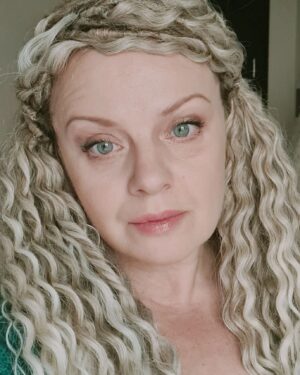 Irma Vitovska Instagram - Зламати втому, стрес, біль - зміна власного відображення в дзеркалі...
Раджу .