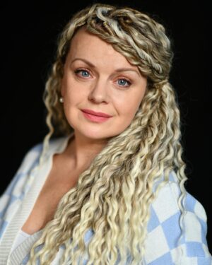 Irma Vitovska Instagram - Давно не робила оновлень фотовізитівок… А в цей час, взагалі не збиралась би.. якби не треба було б для однієї справи …
Але зроблено, то зроблено. 
Будете у Франківську, то звертайтесь до @gorichok 
Сергію, дякую! 
Дякую Сергію та  @studio.promprylad та Василь Гошовський 🙏