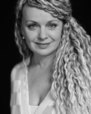 Irma Vitovska Instagram - Давно не робила оновлень фотовізитівок… А в цей час, взагалі не збиралась би.. якби не треба було б для однієї справи …
Але зроблено, то зроблено. 
Будете у Франківську, то звертайтесь до @gorichok 
Сергію, дякую! 
Дякую Сергію та  @studio.promprylad та Василь Гошовський 🙏
