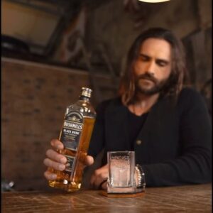 Isaac Alfaiate Instagram - A confiança que me foi transmitida pelas minhas figuras paternais ajuda-me a procurar diariamente a minha melhor versão. Hoje, brindo sempre aos melhores momentos, acompanhado de @bushmills.portugal . 🥃 

#DiaDoPai #AprendiComOMeuPai #Bushmills #Blackbush

pub | Sê responsável. Bebe com moderação.