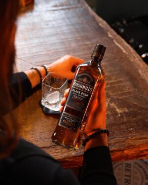 Isaac Alfaiate Instagram - A confiança que me foi transmitida pelas minhas figuras paternais ajuda-me a procurar diariamente a minha melhor versão. Hoje, brindo sempre aos melhores momentos, acompanhado de @bushmills.portugal . 🥃 

#DiaDoPai #AprendiComOMeuPai #Bushmills #Blackbush

pub | Sê responsável. Bebe com moderação.