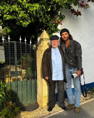 Isaac Alfaiate Instagram - Ontem passei a tarde com o tio Ruy de Carvalho ❤️
 Não o via há imenso tempo .. desde que fizemos juntos o inspector Max !! 
Está com 96 anos e está como se pode ver .. para as curvas 🥰 
Anos e anos de experiência e sempre de uma humildade que só quem o conhece sabe.
É Enorme ! 
Fizemos umas fotos bem porreiras , depois partilho com vocês o resultado 😉