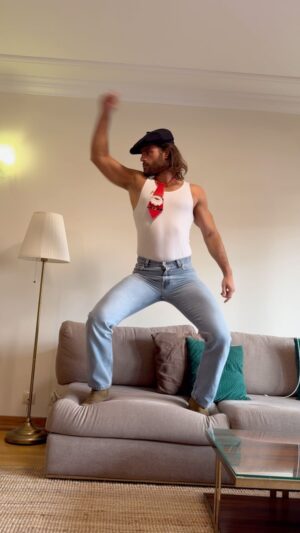 Isaac Alfaiate Instagram - TUTORIAL de como fazer uma árvore de Natal 🎄🤣

FELIZ NATAL