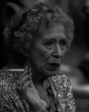 Isaac Alfaiate Instagram - Ontem tive o privilégio de fotografar a grande Maria do Céu Guerra ❤️

Ps- o cigarro era meu , apenas pedi para segurar porque achei que ficaria bem na fotografia !