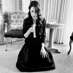 Isabel Abreu Instagram - Assim começaram as preparações para a noite de ontem. Assim me foi dada a entrada maravilhosa para celebrar o cinema no Prémios Sophia. Obrigada Maria Joao Almeida Bruno, Filipa Serrano @artistglobalmanagement e Ana Campos por me darem o mar antes de entrar. Aos que lutam e resistem e continuam a conseguir fazer filmes. Parabéns a todas, todos e todes. 🤍 obrigada @ricardopretoofficial mais uma vez, minha bela @je.wellery, ao meu coração @nanabenjamin_makeupartist e à minha @griffehairstyle .  @hotelcascaismiragem @academiaportuguesadecinema 
 

#cinemaportugues  #leopardofilmes