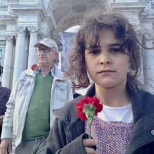 Isabel Abreu Instagram - Esta fotografia foi da primeira vez que desci a avenida da liberdade com a minha filha. Muita coisa mudou. Era uma menina e agora tem 18 anos. Não sentia ameaça à liberdade e agora sinto. Não tinha noção do quão importante é defender a democracia. Não imaginava que pudesse ver, em tão pouco tempo, tantos direitos e liberdades conquistados com tanta luta, a serem questionados com tanta leviandade. Precisamos não ter medo. Como esta menina, que olha para a lente da câmara com um olhar que não vacila. Precisamos conversar. Fazer entender , entendermos e não esquecer nunca o valor da liberdade. Mantê-la e guardá-la como o bem mais precioso da humanidade.
