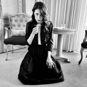 Isabel Abreu Instagram - Assim começaram as preparações para a noite de ontem. Assim me foi dada a entrada maravilhosa para celebrar o cinema no Prémios Sophia. Obrigada Maria Joao Almeida Bruno, Filipa Serrano @artistglobalmanagement e Ana Campos por me darem o mar antes de entrar. Aos que lutam e resistem e continuam a conseguir fazer filmes. Parabéns a todas, todos e todes. 🤍 obrigada @ricardopretoofficial mais uma vez, minha bela @je.wellery, ao meu coração @nanabenjamin_makeupartist e à minha @griffehairstyle .  @hotelcascaismiragem @academiaportuguesadecinema 
 

#cinemaportugues  #leopardofilmes