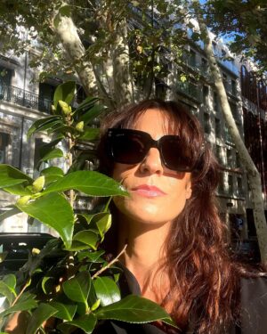 Isabel Abreu Instagram - Eu e a Júlia já andamos pelas ruas de Lisboa até chegarmos a casa. Esta foi a flor que a minha Maria Grande deu à minha mãe quando eu nasci. Hoje depois de um belo encontro com a Júlia Pinheiro recebo novamente camélias brancas. Que irão ficar para a vida. Obrigada por este presente e pela conversa bonita e cheia de carinho. @oficialjuliapinheiro 💕 

@artistglobalmanagement 🤍
@sicoficial
