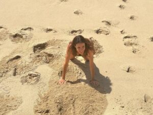 Isabel Abreu Instagram - Resumo de 45 anos. Saber parar não faz parte da minha vida. Tenho a sorte e o privilégio de estar rodeada de projetos. Mas principalmente de projectos com pessoas maravilhosas. Mas parar é cada vez mais importante. Saber parar. Aprender a parar. Aceitar o vazio. Sem medo. Aceitar. E saber estar no nada. E do nada vem a queda e da queda vem a gargalhada na areia.
Ps- não faço anos ❤️