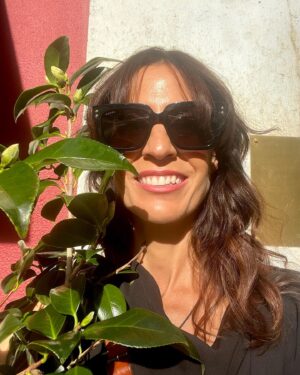 Isabel Abreu Instagram - Eu e a Júlia já andamos pelas ruas de Lisboa até chegarmos a casa. Esta foi a flor que a minha Maria Grande deu à minha mãe quando eu nasci. Hoje depois de um belo encontro com a Júlia Pinheiro recebo novamente camélias brancas. Que irão ficar para a vida. Obrigada por este presente e pela conversa bonita e cheia de carinho. @oficialjuliapinheiro 💕 

@artistglobalmanagement 🤍
@sicoficial