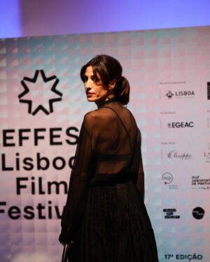 Isabel Abreu Instagram - Ontem foi a abertura do @leffest23 com um filme magnífico do @yorgoslanthimos Poor Things.
Ontem foi a noite onde pela primeira vez tive o enorme privilégio de vestir @dior . 
Não podia estar mais feliz com este encontro. 
Obrigada @_myoliveskin pela maquiagem magnífica @diorbeauty 
Obrigada minha @helenavazpereira  por seres minha cúmplice há tantos anos. Já não vivo sem ti. @griffehairstyle 
@avenue__clinic obrigada pelos mimos. 
Obrigada por me fazerem descobrir cada segundo deste belíssimo caminho e estarem sempre lá @artistglobalmanagement 

Fotografias @anapaganini_ 

#festivalcinema #leffest #dior