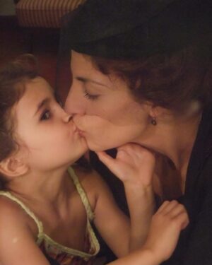 Isabel Abreu Instagram - Feliz dia da mãe. A todas as mães, às pessoas que cuidam, educam, nos mimam, chamam à atenção e nos amam. Aos pais que são mães, avós e avôs que são mães. A quem está ao nosso lado e a quem queremos chamar mãe. A quem nos ajuda a ser melhor mãe. Ao pai que me fez saber o que é ser mãe. Aos filhos e filhas que nos fazem saber o que é ser mãe. Um dia feliz.