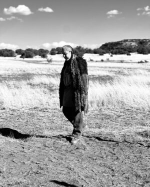 Isabel Arraiza Instagram - “Abre el mundo ante tus pies 
Abre todo sin querer 
Abre el zen, la vanidad 
Abre la profundidad

Abren sexos en tu piel 
Abren cofres si querés 
Abre el fuego si cantás 
Abre el mundo una vez más

Abre el roce y el amor 
Se abren paso entre tú y yo 
Abre el miedo y el dolor 
Abrís todo y entro yo

Abre un cuerpo, se abre el sol 
Abre dar también perdón 
Abre verse en realidad 
Abre gritar de verdad

Abre el rito de la fe 
Abre el riesgo de perder 
Se abre solo mi ataúd 
Abre el plexo en una cruz 
Abre drogas, abre amar 
Abre besos, abre andar 
Abre hablar, abre callar 
Abre el pulso del lugar
…-F. Páez” 🏜️💚