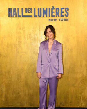 Isabel Arraiza Instagram - Ok…last ones from the other night!  Official pics from the #halldeslumieres opening night party “Gustav Klimt: Gold in Motion”.

¡Gracias @halldeslumieres ! ✌🏼🔮💜
