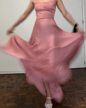 Isabel Wilker Instagram - Teve baile! Obrigada @aresjeff @bailedorosewood 🎊♥️

Obrigada aos amigos queridos que me embelezaram✨:
Vestido de princesa @acervodovinnie @vinnie.pizzingrilli 
Cabeça @novas.historias 
Make @rafaellacassolari 

Fotos @andreligeiro