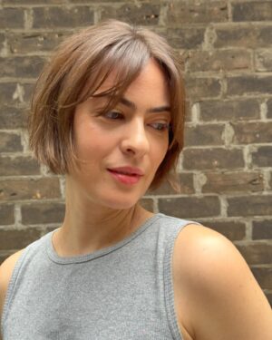 Isabel Wilker Instagram - Corte novo para essa gata @i.wilker ❤️ 

Fiz um corte chanel bem curtinho com a nuca bem fresh para esse verão. 

Bora, mudar o visual para esse calorzão! 💁🏻‍♀️ 🔥 ✂️

📆 Agenda aberta. Clique no link na bio para agendar seu horário e ficar linda para o Natal e Ano Novo.