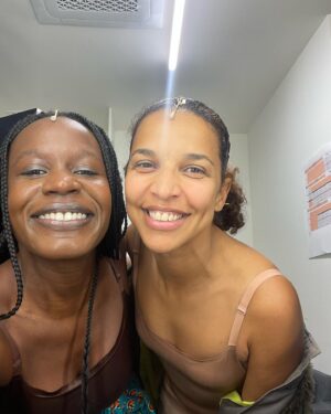 Isabél Zuaa Instagram - Grata a todas as pessoas envolvidas neste processo intenso.
Grata a todas as inspirações, por todas as frentes de batalha, por todas as lutas… por todas as vidas.

Missão da missão voltamos na próxima semana:
Quarta-feira dia 13  de Dezembro às 19h30
Quinta-feira dia 14 de Dezembro ás 19h30
Sexta-feira dia 15 de Dezembro às 19h30
Sábado 19h30 16 de Dezembro às 19h30 

Yes! Estamos de volta ✊🏾✊🏿

A Missão da Missão, de Aurora Negra
7 a 16 de Dezembro no @teatrodobairroalto

O TBA propôs ao coletivo Aurora Negra que revisitasse A Missão de Heiner Müller: porque foi a única peça que o Teatro da Cornucópia encenou duas vezes e em 2023 cumprem-se 50 anos da fundação desta companhia; porque a peça fala de uma revolução (falhada), e estamos quase nos 50 anos do 25 de Abril; porque, sendo escrita por um homem branco, fala de uma revolução negra; porque a última palavra do texto é “aurora”. Entretanto o espetáculo tornou-se outra coisa.

Em A Missão da Missão construímos uma revolução feminina e negra de sete mulheres em ciclos constantes de esperança. Reconhecendo a urgência de construir utopias para construir realidades mais igualitárias, A Missão da Missão tem por base os movimentos de libertação africana e a importância fundamental da participação feminina nessas lutas pela liberdade.