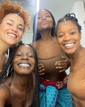 Isabél Zuaa Instagram - Grata a todas as pessoas envolvidas neste processo intenso.
Grata a todas as inspirações, por todas as frentes de batalha, por todas as lutas… por todas as vidas.

Missão da missão voltamos na próxima semana:
Quarta-feira dia 13  de Dezembro às 19h30
Quinta-feira dia 14 de Dezembro ás 19h30
Sexta-feira dia 15 de Dezembro às 19h30
Sábado 19h30 16 de Dezembro às 19h30 

Yes! Estamos de volta ✊🏾✊🏿

A Missão da Missão, de Aurora Negra
7 a 16 de Dezembro no @teatrodobairroalto

O TBA propôs ao coletivo Aurora Negra que revisitasse A Missão de Heiner Müller: porque foi a única peça que o Teatro da Cornucópia encenou duas vezes e em 2023 cumprem-se 50 anos da fundação desta companhia; porque a peça fala de uma revolução (falhada), e estamos quase nos 50 anos do 25 de Abril; porque, sendo escrita por um homem branco, fala de uma revolução negra; porque a última palavra do texto é “aurora”. Entretanto o espetáculo tornou-se outra coisa.

Em A Missão da Missão construímos uma revolução feminina e negra de sete mulheres em ciclos constantes de esperança. Reconhecendo a urgência de construir utopias para construir realidades mais igualitárias, A Missão da Missão tem por base os movimentos de libertação africana e a importância fundamental da participação feminina nessas lutas pela liberdade.