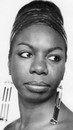Isabél Zuaa Instagram - Dia 21/02 é dia de celebrar o nascimento de Nina Simone.
Descobri que várias pessoas que admiro fazem aniversário neste mesmo dia. 
Sol em peixes, família das águas, sensibilidade, inundações, calmarias, mergulhos e frescor.
 
Neste vídeo, minha singela homenagem.

Nina Simone tem frases muito impactantes e que tem sido uma inspiração nos últimos tempos:

“Liberdade para mim é não ter medo” 

& 

“É o dever de um artista refletir os seus tempos” 

Viva Eunice
Viva Simone 
Viva a Música 
Viva a Liberdade 
Viva a ousadia 
Viva Nina
Viva a coragem
💎🏹♾

 
#singing #capela #feelingood #ninasimone