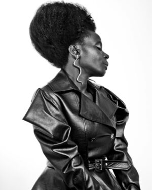 Isabél Zuaa Instagram - Bonjour🤍🖤

Photography @el.miguel.domingos
Styling @yola_jandira
Makeup and Hair Designer @saramenitra 
Hair assistant @solkakandalemos 

#actress #blackactress #photoshoot #blackandwhite