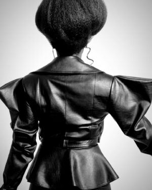 Isabél Zuaa Instagram - Bonjour🤍🖤

Photography @el.miguel.domingos
Styling @yola_jandira
Makeup and Hair Designer @saramenitra 
Hair assistant @solkakandalemos 

#actress #blackactress #photoshoot #blackandwhite