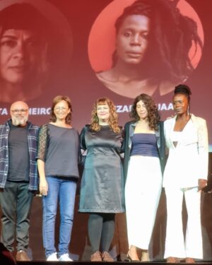 Isabél Zuaa Instagram - Ainda reverberando esses últimos 10 dias de trabalho e muito empenho no @festivaldorio.

Foi uma honra fazer parte do júri da Première Brasil dessa edição mais que especial que celebra os 25 anos do Festival.

Para mim cada objeto artístico tem a sua singularidade, contexto, circustâncias, personagens e daí sua potência na subjetividade. Nesse processo, a título individual, fica muito nítido que matérias diferentes não tem um teor comparativo e sim símbolico. 

Parabenizo e louvo a todes fazedores de Cinema e contadores de histórias.

Enquanto atriz, Louvo em especial a quem dá seu corpo, voz e alma aos personagens … é um processo bem louco isso que nós fazemos. Parabéns a todes 💎

Acredito que todos os anos seja desafiante fazer parte dos júris, mas este ano foi punk…nada foi de ânimo leve … com muito respeito e responsabilidade fomos passo a passo…Tivemos mais de 4h de deliberação em pleno eclipse solar.
 

Vida longa aos filmes.
Vida longa ao festival.
Vida longa ao Cinema.

P.s-essas são fotografias da última noite, muito elegante vestida pela @nobumoda
assessoria @zanyassessoria 🤍💎🤍