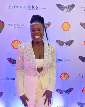 Isabél Zuaa Instagram - Ainda reverberando esses últimos 10 dias de trabalho e muito empenho no @festivaldorio.

Foi uma honra fazer parte do júri da Première Brasil dessa edição mais que especial que celebra os 25 anos do Festival.

Para mim cada objeto artístico tem a sua singularidade, contexto, circustâncias, personagens e daí sua potência na subjetividade. Nesse processo, a título individual, fica muito nítido que matérias diferentes não tem um teor comparativo e sim símbolico. 

Parabenizo e louvo a todes fazedores de Cinema e contadores de histórias.

Enquanto atriz, Louvo em especial a quem dá seu corpo, voz e alma aos personagens … é um processo bem louco isso que nós fazemos. Parabéns a todes 💎

Acredito que todos os anos seja desafiante fazer parte dos júris, mas este ano foi punk…nada foi de ânimo leve … com muito respeito e responsabilidade fomos passo a passo…Tivemos mais de 4h de deliberação em pleno eclipse solar.
 

Vida longa aos filmes.
Vida longa ao festival.
Vida longa ao Cinema.

P.s-essas são fotografias da última noite, muito elegante vestida pela @nobumoda
assessoria @zanyassessoria 🤍💎🤍