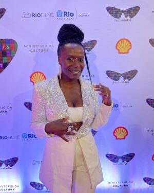 Isabél Zuaa Instagram - Ainda reverberando esses últimos 10 dias de trabalho e muito empenho no @festivaldorio.

Foi uma honra fazer parte do júri da Première Brasil dessa edição mais que especial que celebra os 25 anos do Festival.

Para mim cada objeto artístico tem a sua singularidade, contexto, circustâncias, personagens e daí sua potência na subjetividade. Nesse processo, a título individual, fica muito nítido que matérias diferentes não tem um teor comparativo e sim símbolico. 

Parabenizo e louvo a todes fazedores de Cinema e contadores de histórias.

Enquanto atriz, Louvo em especial a quem dá seu corpo, voz e alma aos personagens … é um processo bem louco isso que nós fazemos. Parabéns a todes 💎

Acredito que todos os anos seja desafiante fazer parte dos júris, mas este ano foi punk…nada foi de ânimo leve … com muito respeito e responsabilidade fomos passo a passo…Tivemos mais de 4h de deliberação em pleno eclipse solar.
 

Vida longa aos filmes.
Vida longa ao festival.
Vida longa ao Cinema.

P.s-essas são fotografias da última noite, muito elegante vestida pela @nobumoda
assessoria @zanyassessoria 🤍💎🤍