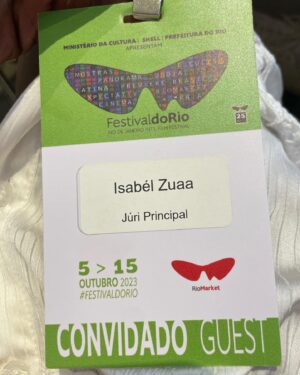 Isabél Zuaa Instagram - Ainda reverberando esses últimos 10 dias de trabalho e muito empenho no @festivaldorio.

Foi uma honra fazer parte do júri da Première Brasil dessa edição mais que especial que celebra os 25 anos do Festival.

Para mim cada objeto artístico tem a sua singularidade, contexto, circustâncias, personagens e daí sua potência na subjetividade. Nesse processo, a título individual, fica muito nítido que matérias diferentes não tem um teor comparativo e sim símbolico. 

Parabenizo e louvo a todes fazedores de Cinema e contadores de histórias.

Enquanto atriz, Louvo em especial a quem dá seu corpo, voz e alma aos personagens … é um processo bem louco isso que nós fazemos. Parabéns a todes 💎

Acredito que todos os anos seja desafiante fazer parte dos júris, mas este ano foi punk…nada foi de ânimo leve … com muito respeito e responsabilidade fomos passo a passo…Tivemos mais de 4h de deliberação em pleno eclipse solar.
 

Vida longa aos filmes.
Vida longa ao festival.
Vida longa ao Cinema.

P.s-essas são fotografias da última noite, muito elegante vestida pela @nobumoda
assessoria @zanyassessoria 🤍💎🤍