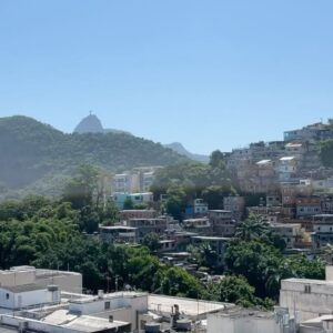 Isabél Zuaa Instagram - Ainda reverberando esses últimos 10 dias de trabalho e muito empenho no @festivaldorio.

Foi uma honra fazer parte do júri da Première Brasil dessa edição mais que especial que celebra os 25 anos do Festival.

Para mim cada objeto artístico tem a sua singularidade, contexto, circustâncias, personagens e daí sua potência na subjetividade. Nesse processo, a título individual, fica muito nítido que matérias diferentes não tem um teor comparativo e sim símbolico. 

Parabenizo e louvo a todes fazedores de Cinema e contadores de histórias.

Enquanto atriz, Louvo em especial a quem dá seu corpo, voz e alma aos personagens … é um processo bem louco isso que nós fazemos. Parabéns a todes 💎

Acredito que todos os anos seja desafiante fazer parte dos júris, mas este ano foi punk…nada foi de ânimo leve … com muito respeito e responsabilidade fomos passo a passo…Tivemos mais de 4h de deliberação em pleno eclipse solar.
 

Vida longa aos filmes.
Vida longa ao festival.
Vida longa ao Cinema.

P.s-essas são fotografias da última noite, muito elegante vestida pela @nobumoda
assessoria @zanyassessoria 🤍💎🤍